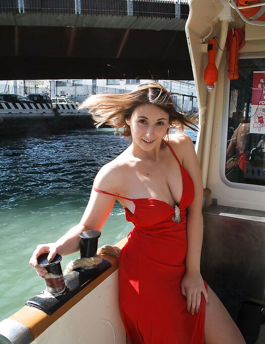 Italian goddess Carolina Firenze loses her dress in a hot public striptease